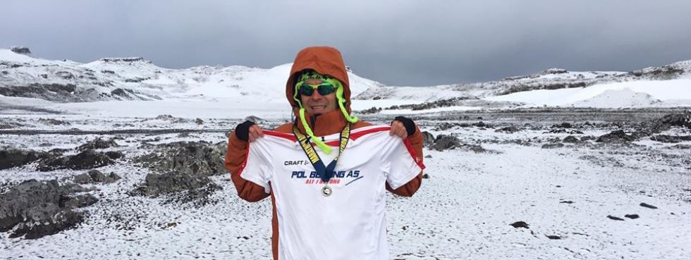 polski maratonczyk po ukonczonym maratonie na antarktydzie